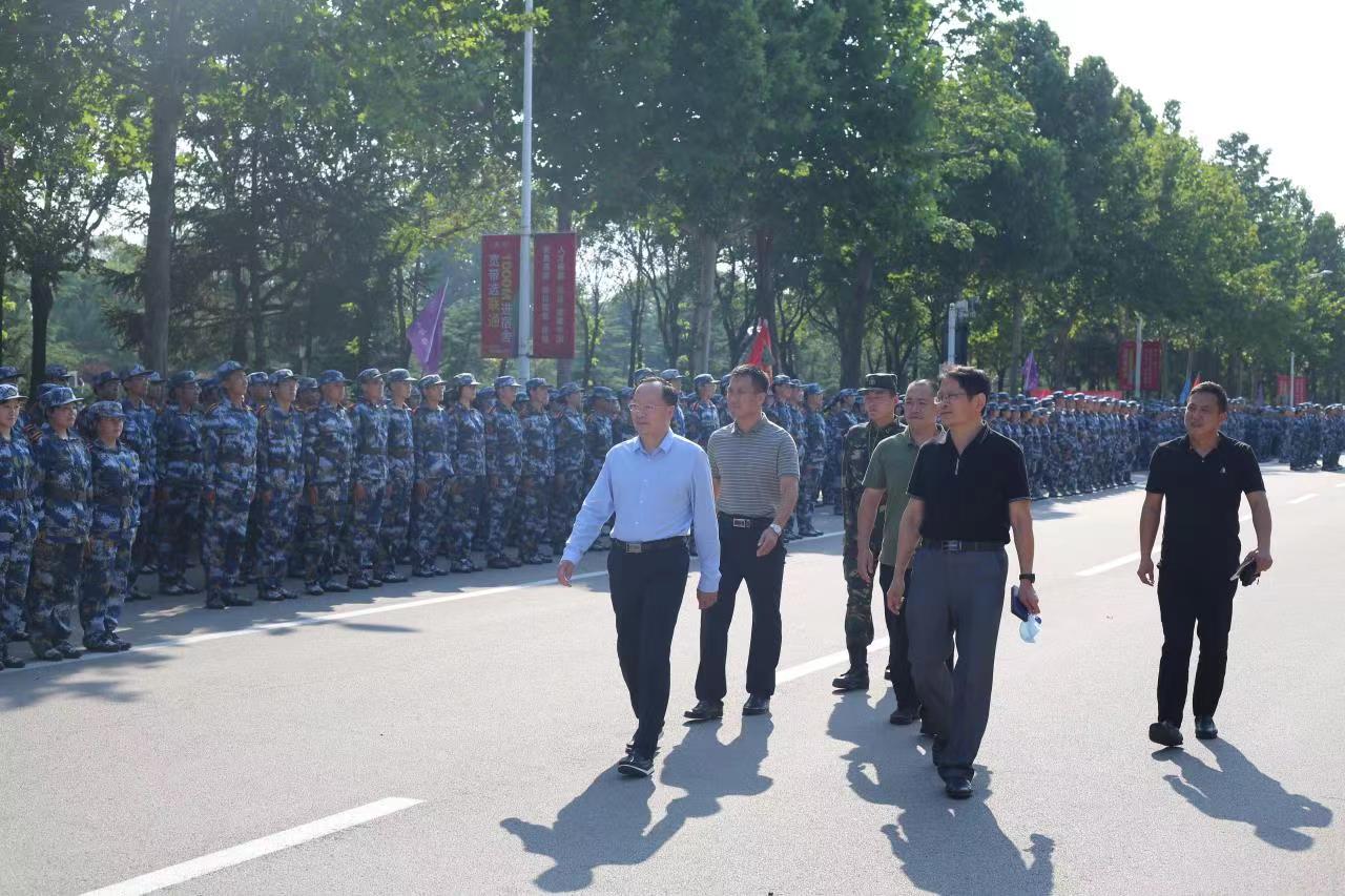 李栋看望慰问2022级军训学生