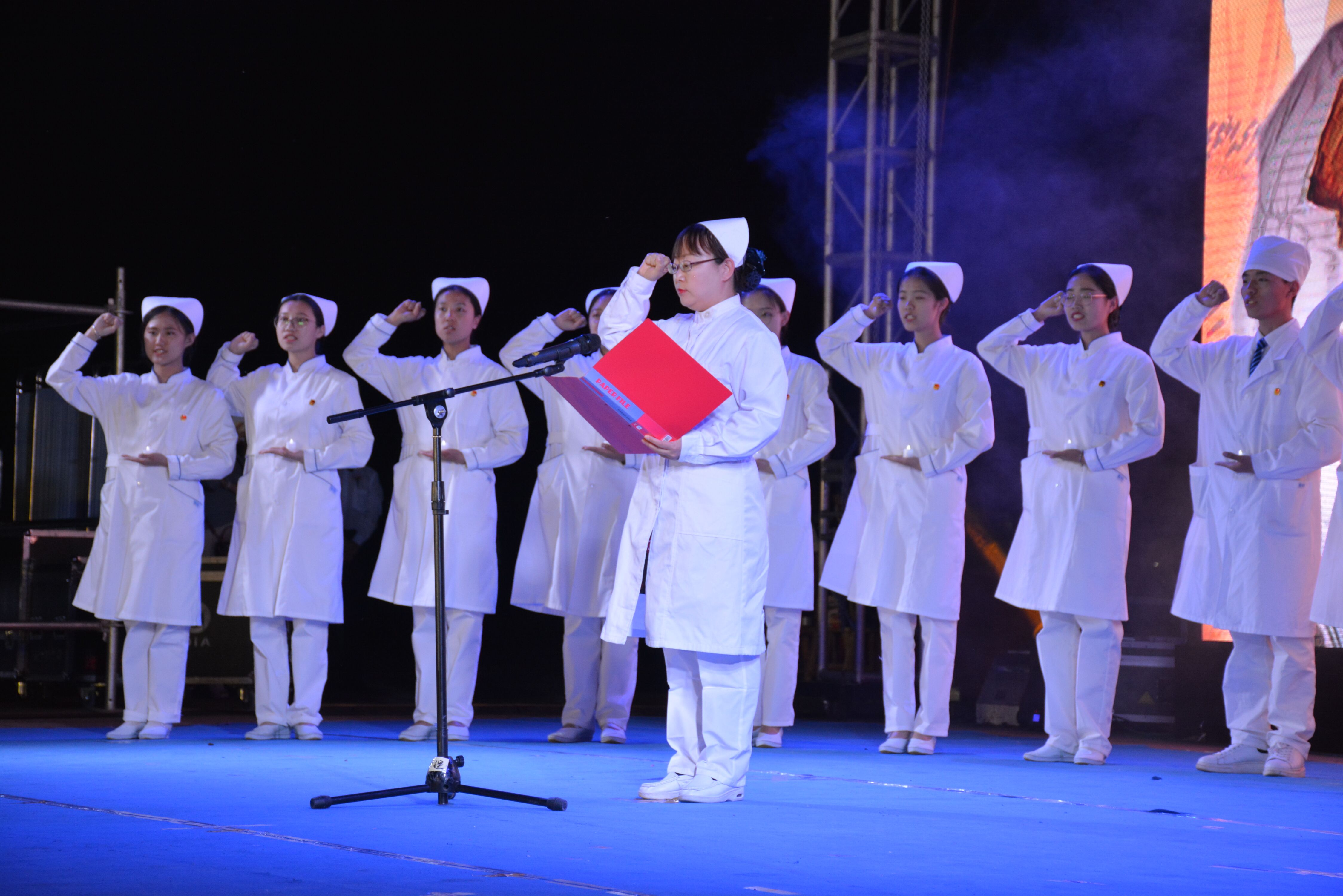 我校成功举办ˇ112"国际护士节文艺晚会