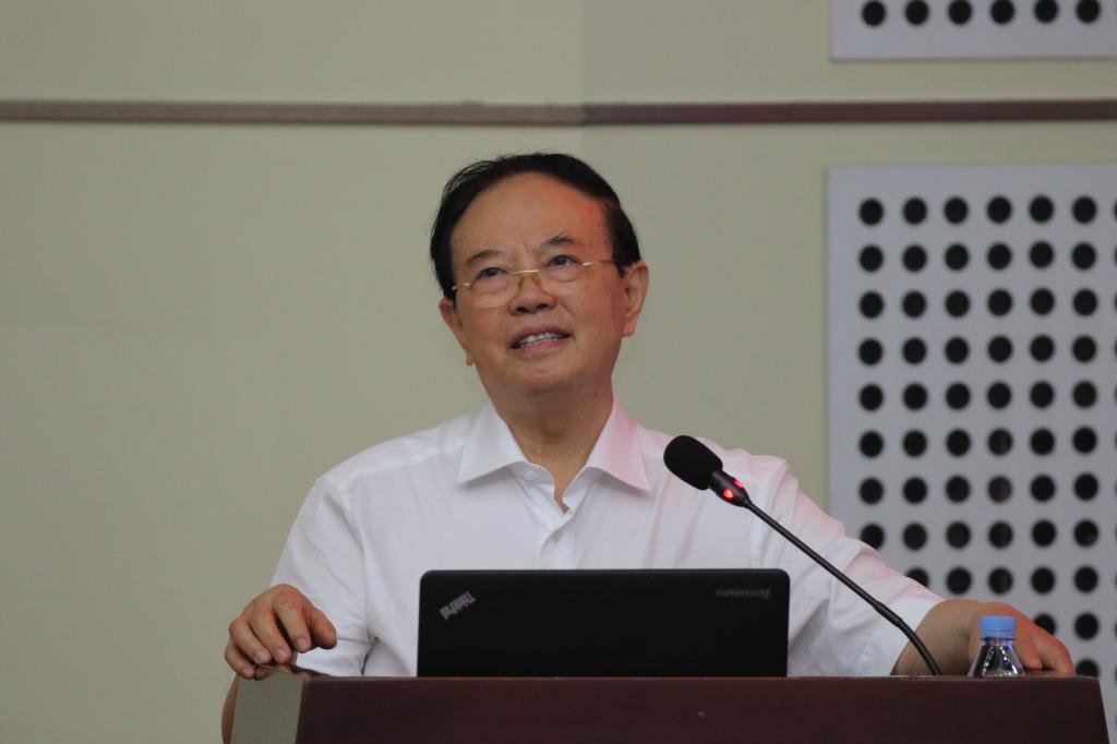 谢立信院士详细回顾了自己的成长经历,阐述了个人的成长必须与时代,与