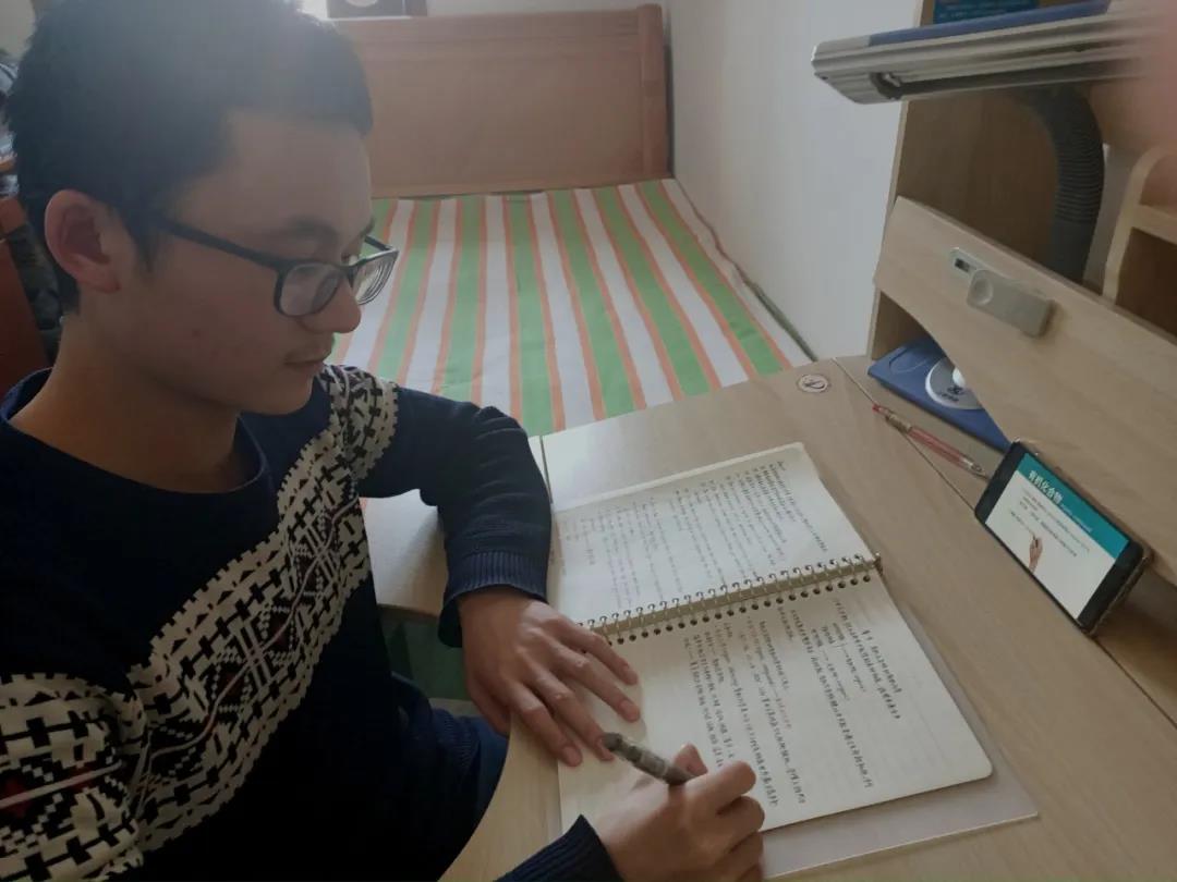 2016级医学影像学专业学生卢伟栋说"虽然授课方式变了,但是我们学习